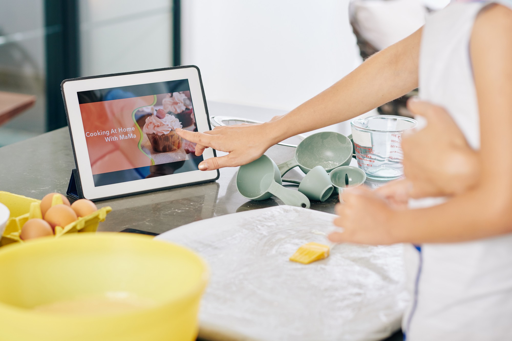 Postazione cucina minimal con tablet e ingredienti