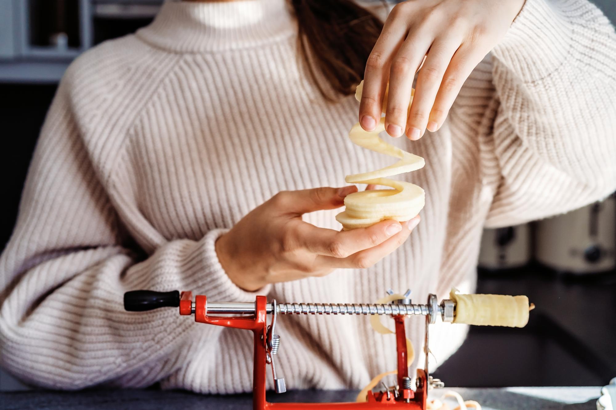 Mano che assaggia salsa con cucchiaino
